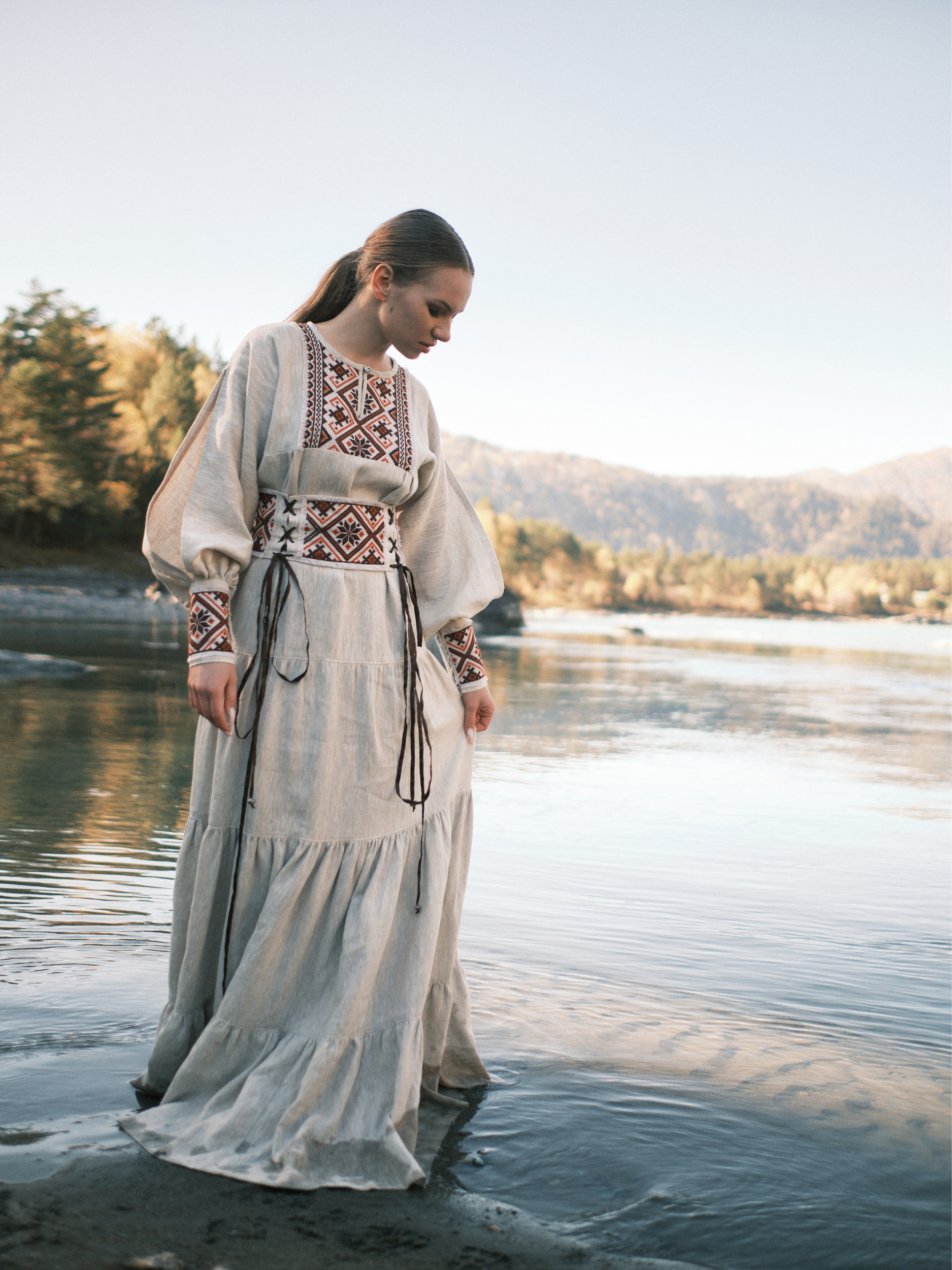 Льняное платье с ручной вышивкой — фото 2