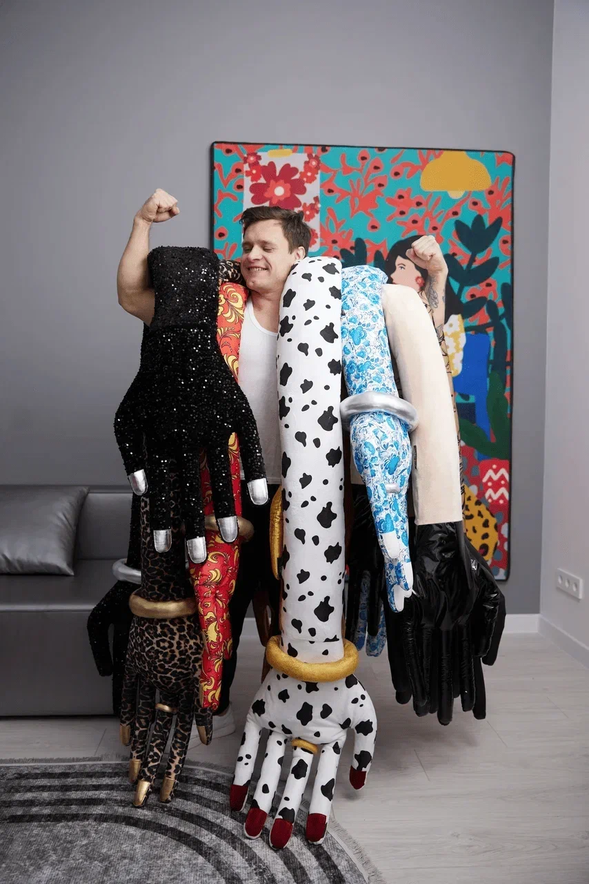 Интерьерная подушка "Руки обнимуки" блестящий черный, Артикул_SW1-26 — фото 4